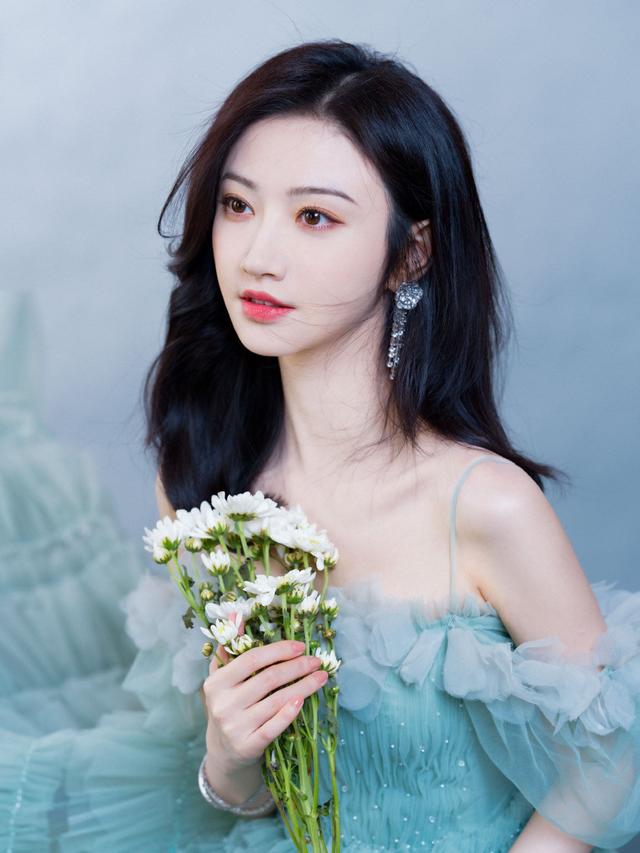 Jing Tian wears a smoke wave green cake skirt - iNEWS