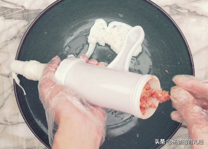 孩子愛吃的脆皮小香腸，在家教你輕鬆做，軟嫩鮮香又美味，真解饞