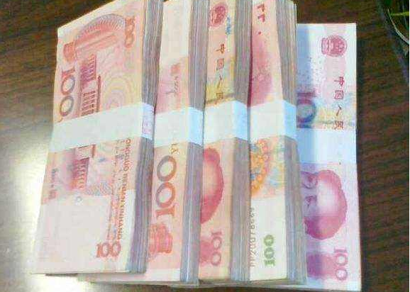 去银行存款，工作人员建议存利息更少的一年定