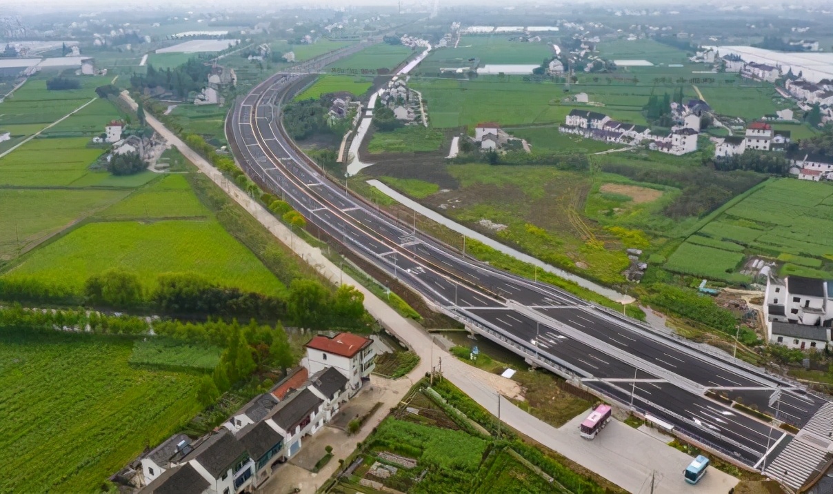 上海一条道路通车，长1568米，是金山打造的三条省省对接道路之一