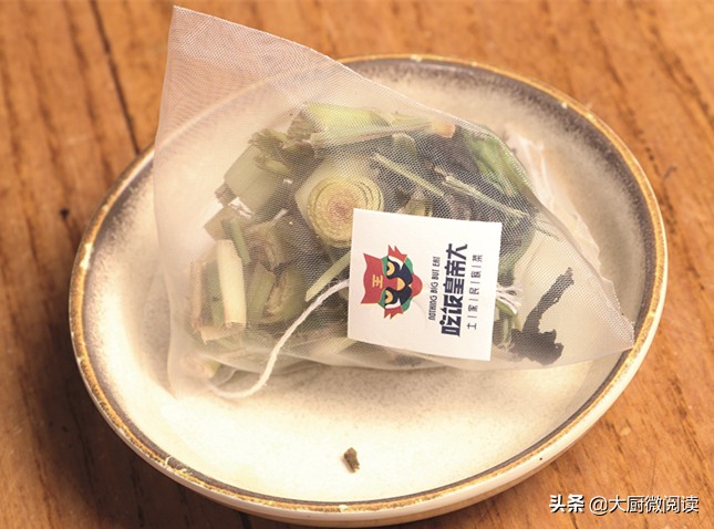 吃飯皇帝大｜以“五色五味”做火土家菜，300平米門店日售12萬元
