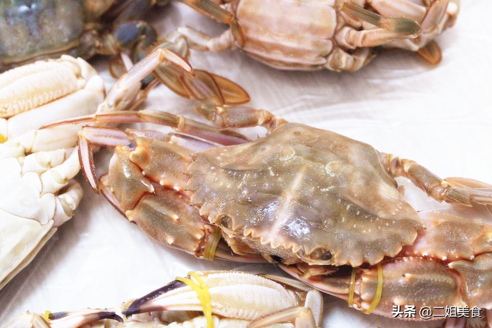 爱吃螃蟹但不会挑？老渔民教您2招，保准个个肥嫩，太香了