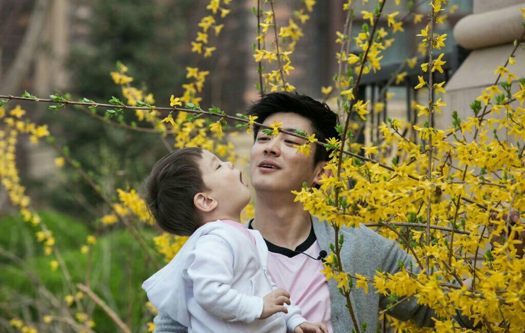 霍思燕晒儿子怼脸视频，嗯哼瘦到脱相双眼皮都消失，差点没认出来