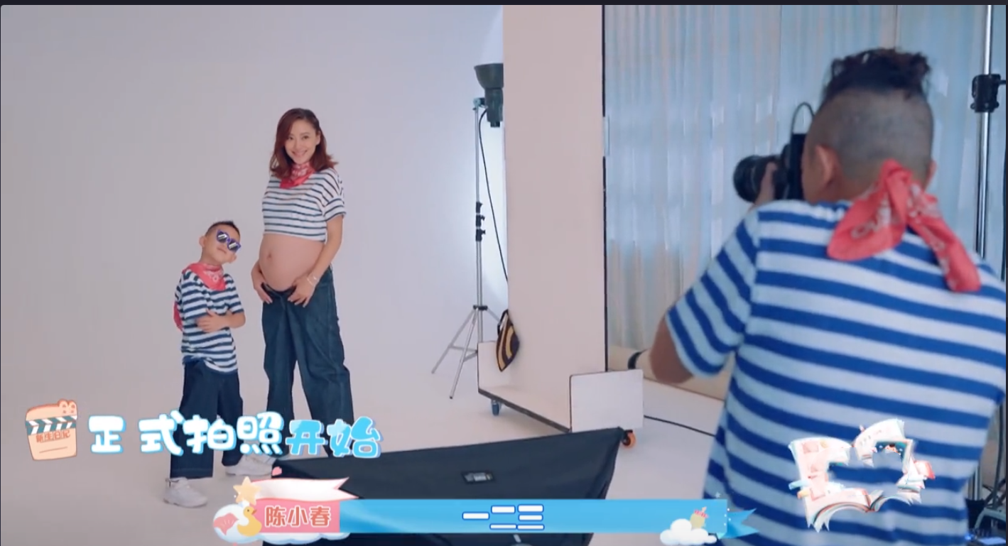 攝影小白陳小春為給應采兒、小小春、HOHO拍照，學習新技術