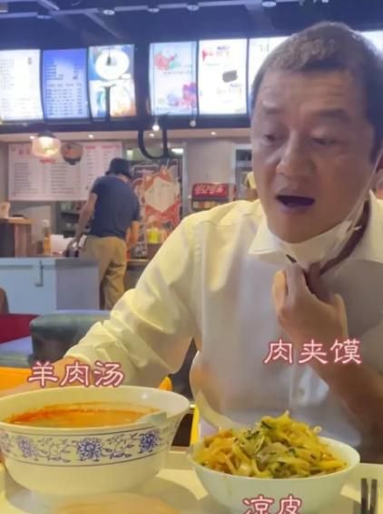 李亚鹏有多宠女儿？亲吻大腿风波后，本尊：女儿脚趾头都是臭香的