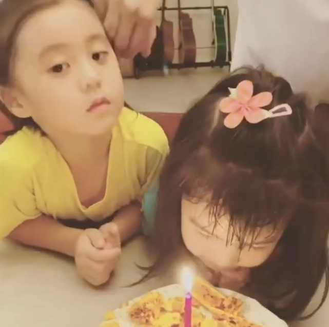 贾静雯仨女儿久违同框，4岁波妞涂绿色眼影搞怪大笑，黑虫牙抢镜