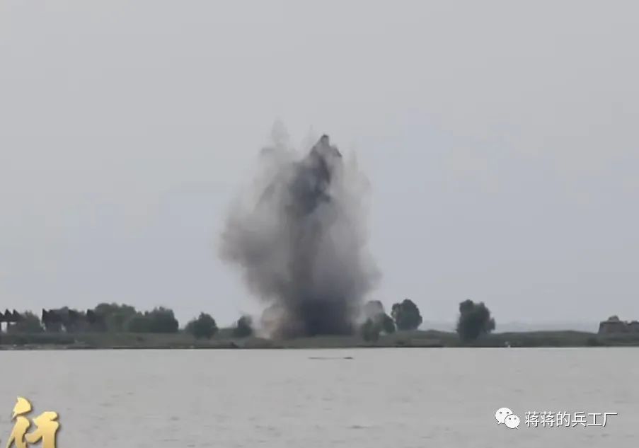 空潜200巡逻机空投航空自导深弹和声呐浮标抓潜艇，数量众多