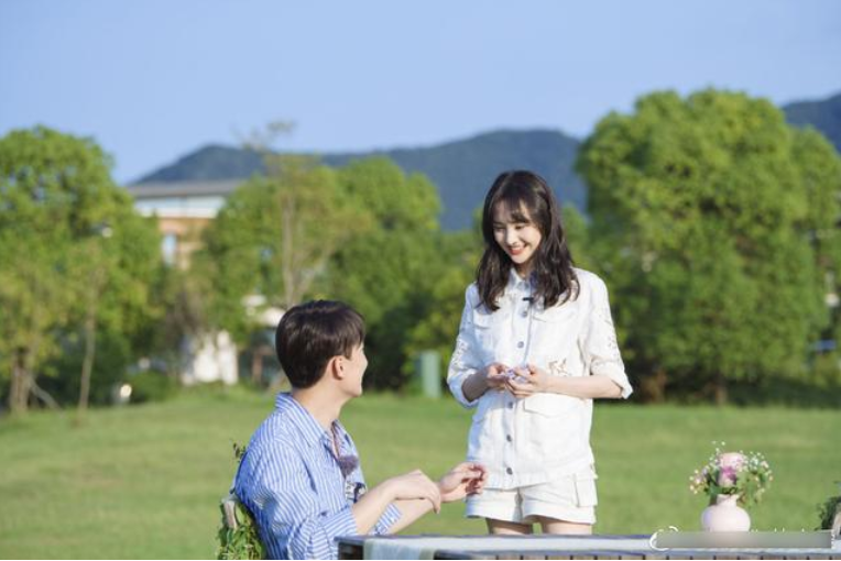 暗指张恒？郑爽镜头前哽咽被人骗钱：让我觉得