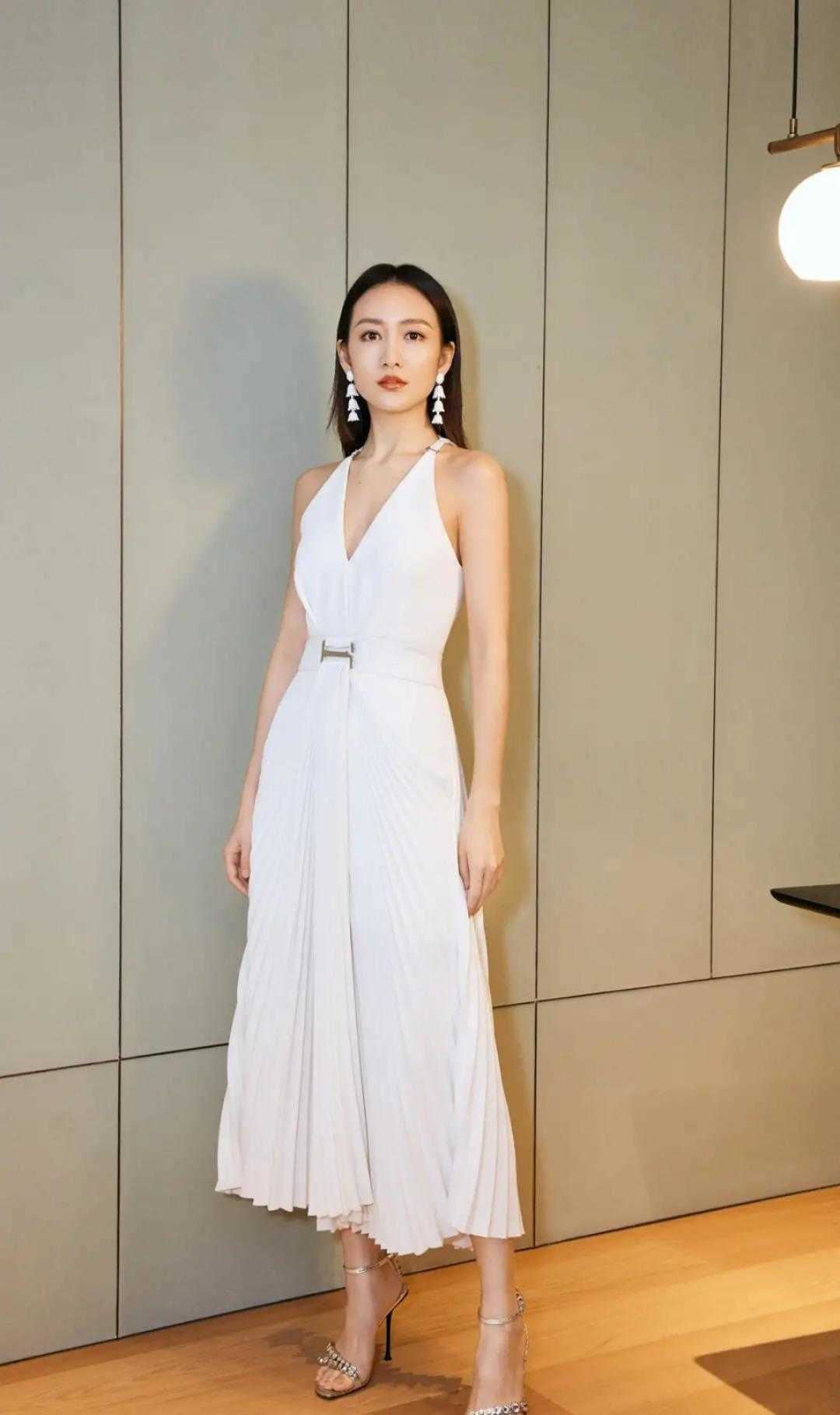 孙俪国外看秀真高调，穿洞洞连衣裙配红鞋，浓妆油头太抢镜