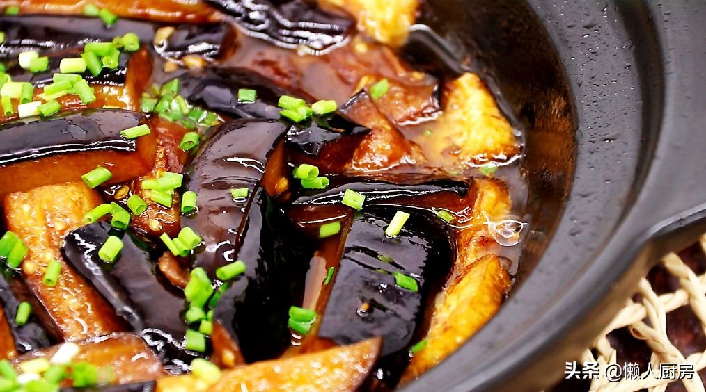 茄子和豆腐放在一起煮，會碰撞出什麼美味，天涼了就愛吃砂鍋菜