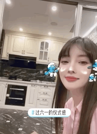 李小璐深夜为女儿准备六一礼物，甜馨穿校服可爱出镜，贾乃亮缺席