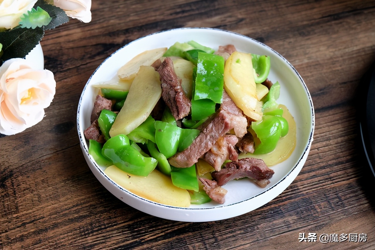 Steak and potatoes are made into home-cooked dishes. The meat is fragrant and the potatoes are sticky. The method is simple and nutritious and delicious.