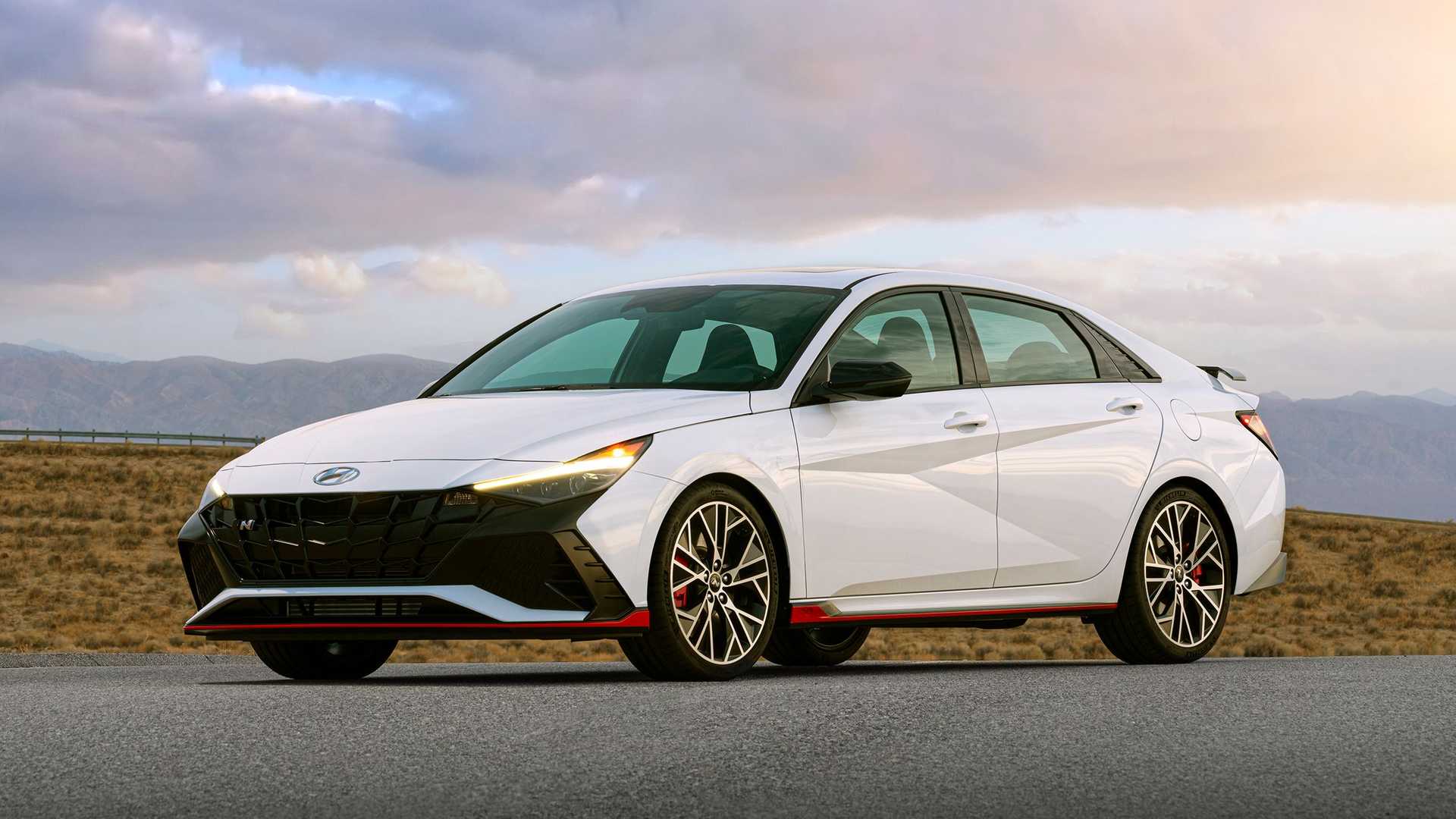 钣金小哥的梦魇！ 现代"超跑"伊兰特N亮相 百公里加速5.3秒