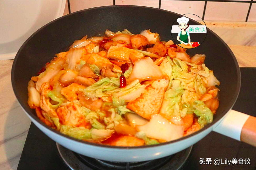 白菜燉豆腐時，先燉豆腐還是先炒白菜？ 都不對，大廚教你正確做法