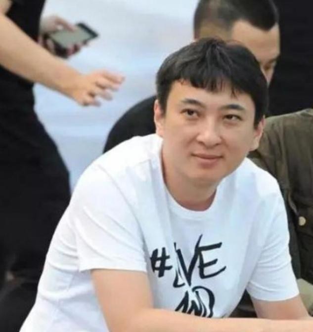 王思聪又换新女伴，带超辣美女参加婚礼，却一脸愁容只顾玩手机