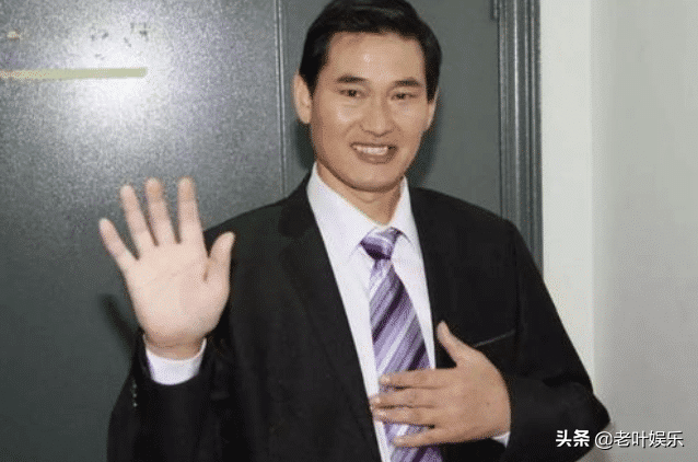 草根明星“大衣哥”忍讓9年，一次性討回，出手?jǐn)財(cái)啻迕褙?cái)路