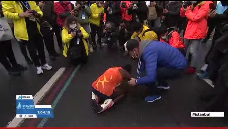 1:04:02, match fast 3 minutes of 02 seconds, woman record of half horse world is broken