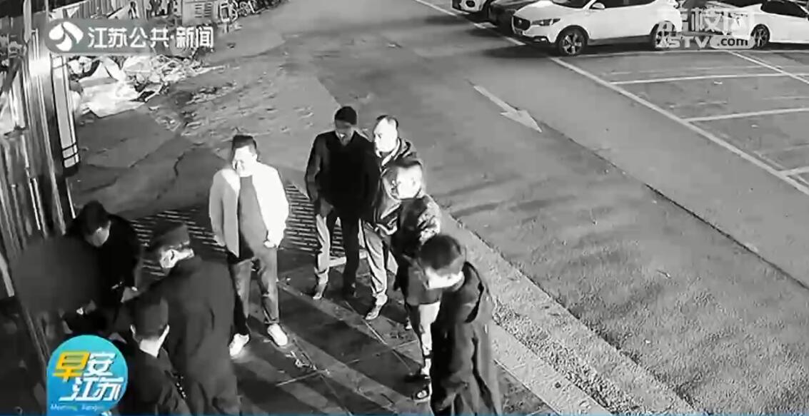 男子入酒吧盗窃被卡门缝 称：长胖了 那个门太窄了