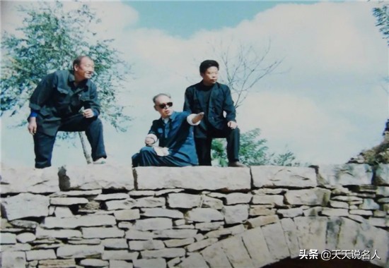 没手没脚没眼睛的朱彦夫，凭啥那么牛