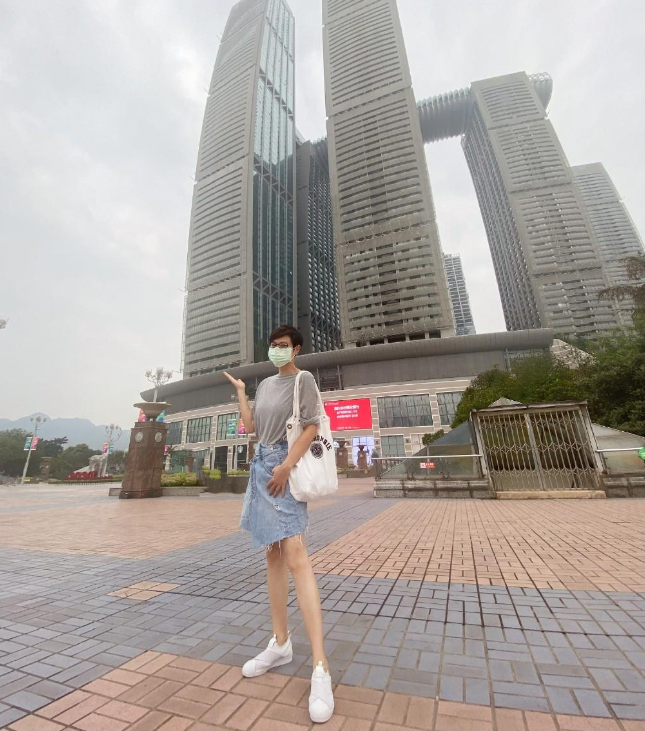 54岁陈法蓉如青春少女，搭配不规则牛仔裙，清爽简洁凸显大气风