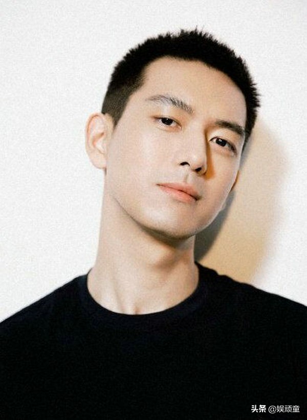 李现寸头造型太帅气，但得知他剪寸头的原因后