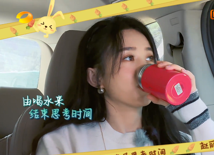 赵丽颖否认自己是吃货，直言思考才吃东西，但却被自己的举动出卖