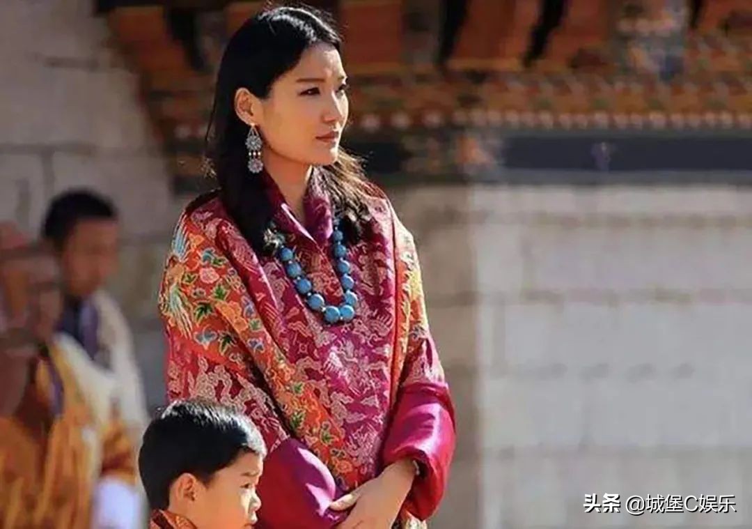 不丹王后被国王冷落，独抱两儿子很孤单，错看