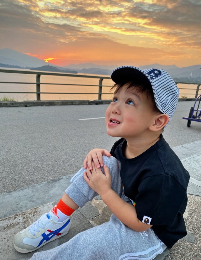 李乘德晒和儿子的日常，父子俩有爱相伴，一起散步看夕阳超惬意