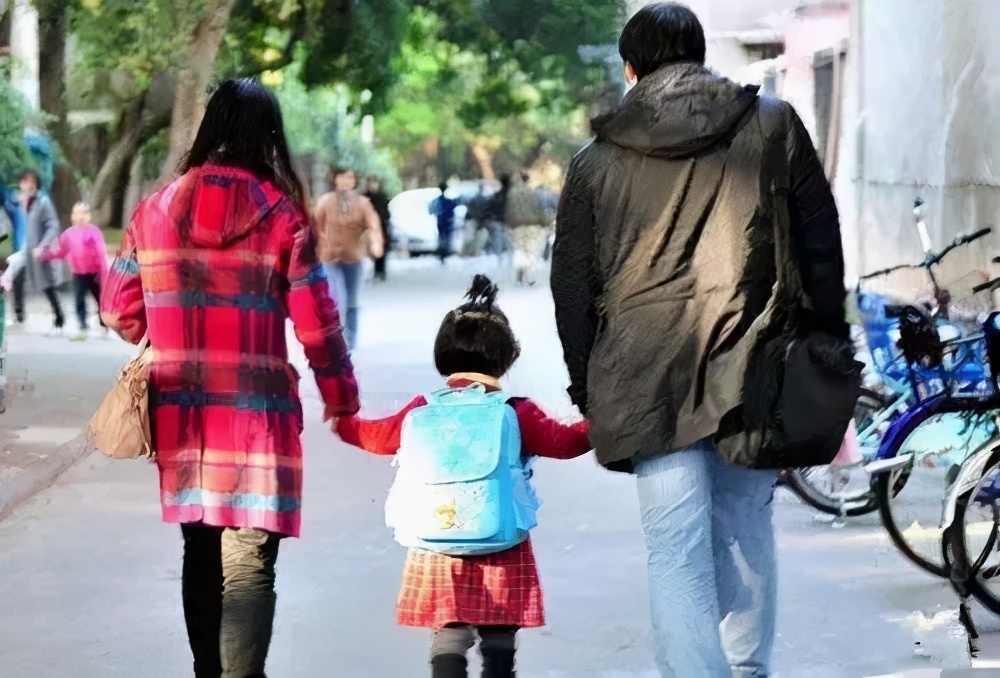 「群变」人民日报谈家长群变味儿 家长群没错，错的是家校权责不清