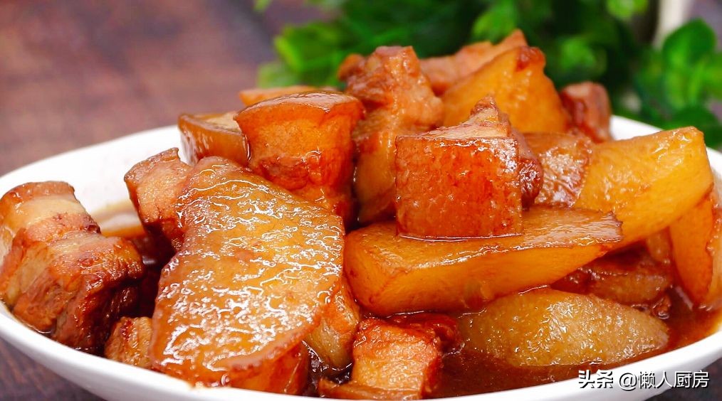 不用焯水，配上萝卜这样烧红烧肉，做红烧肉前多一步，肉不老不柴