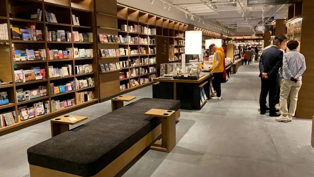 MUJI产品设计师恩佐·马里去世，中国首家茑屋书店在杭州开业