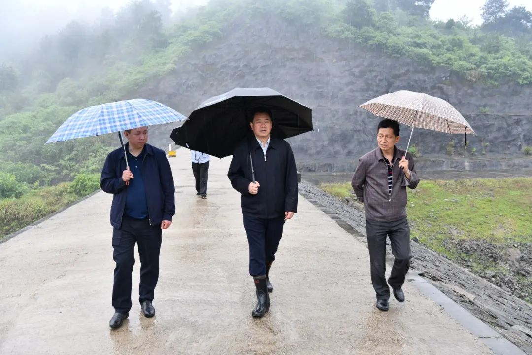 ​石希欣以“四不两直”方式在辰溪督导环保、防汛、安全生产工作时指出 压实防汛主体责任 营造安全生产环境