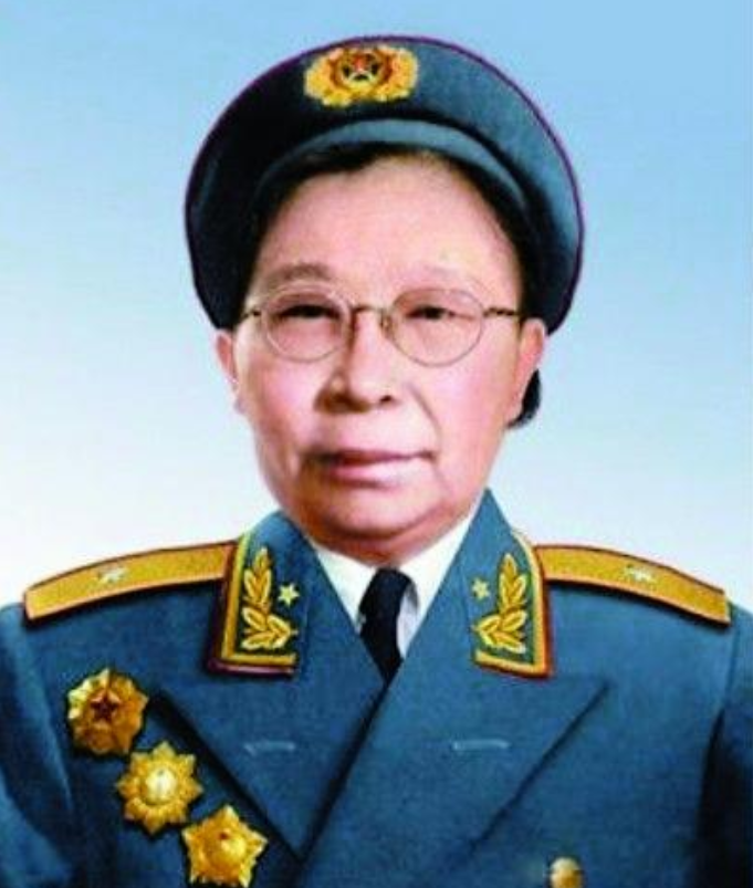 新中国第一位女将军，回乡时遇上毒打过自己的前夫，托人带了句话