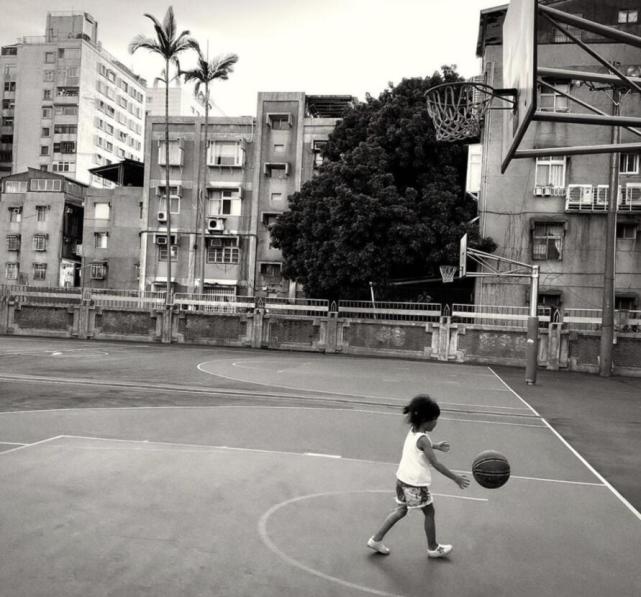 修杰楷带仨女儿玩，父女四人游泳，搞怪自拍，贾静雯忙因工作缺席