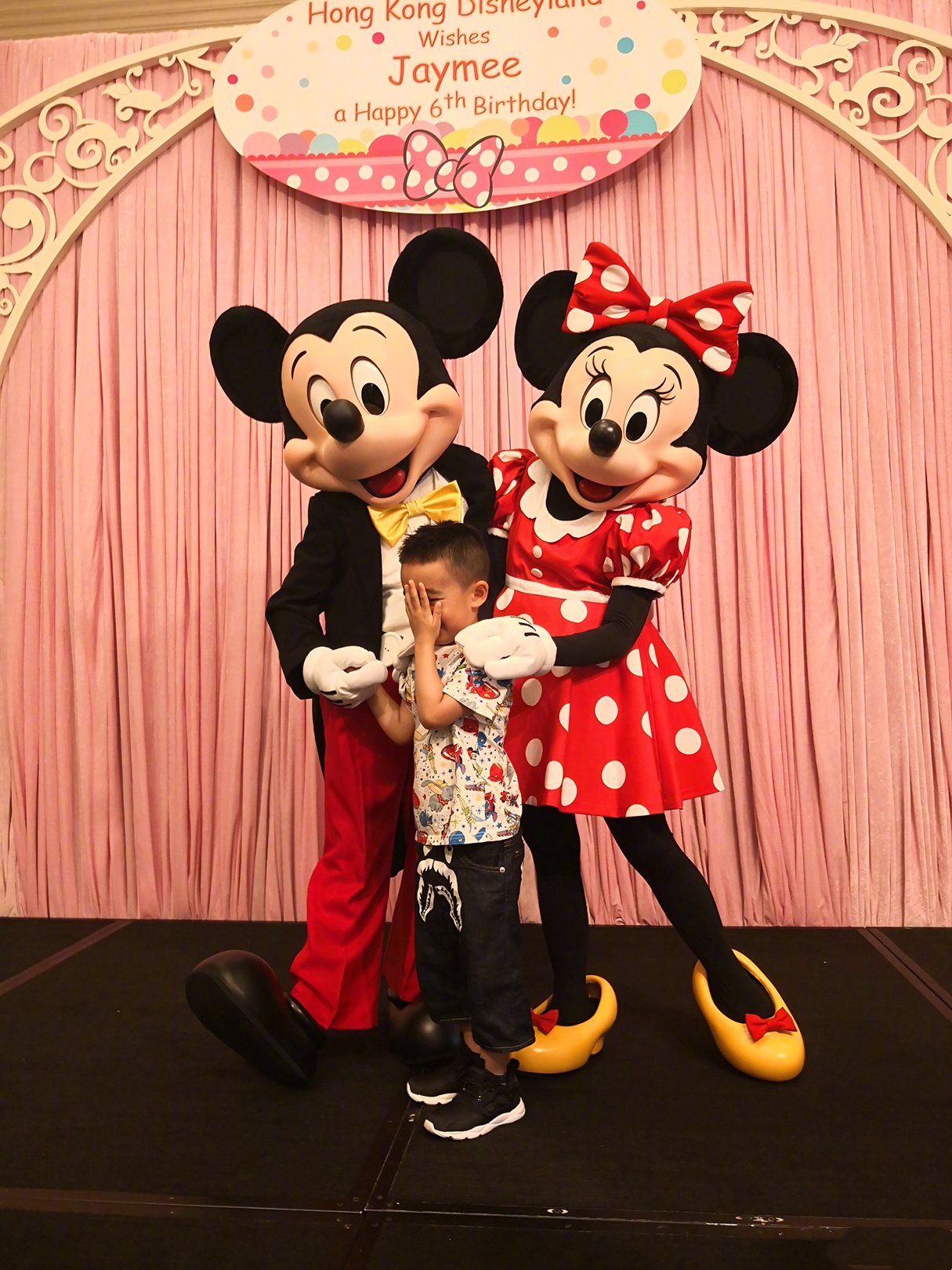 陳小春曬創意海報與應采兒慶結婚十週年，夫妻差16歲但幸福至今