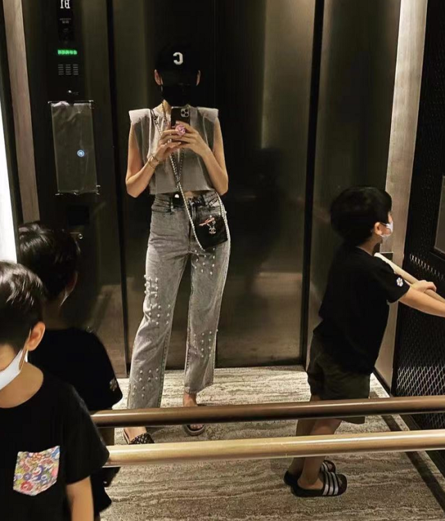 林志颖老婆带儿子逛超市，双子星俩月没出门，手捧零食摆拍超开心