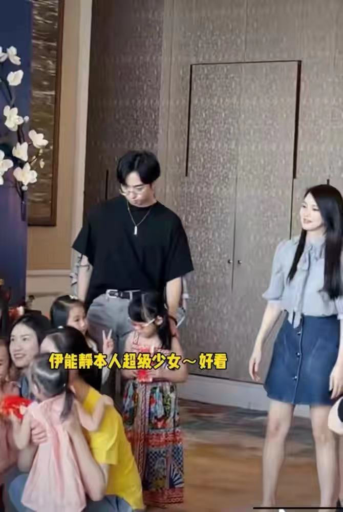 伊能静秦昊全家为姥姥庆生！这张少女脸让人心服口服，婆婆似贵妇