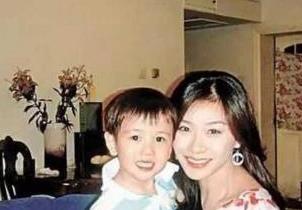 50岁不老女神张慧仪复工赚医药费，大赞养子十分懂事帮忙做家务