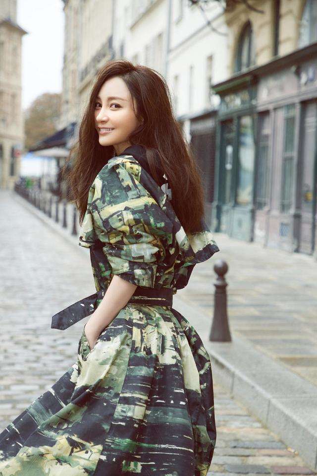 姚笛与富商老公宴请亲友，离开时夫妻俩与亲友