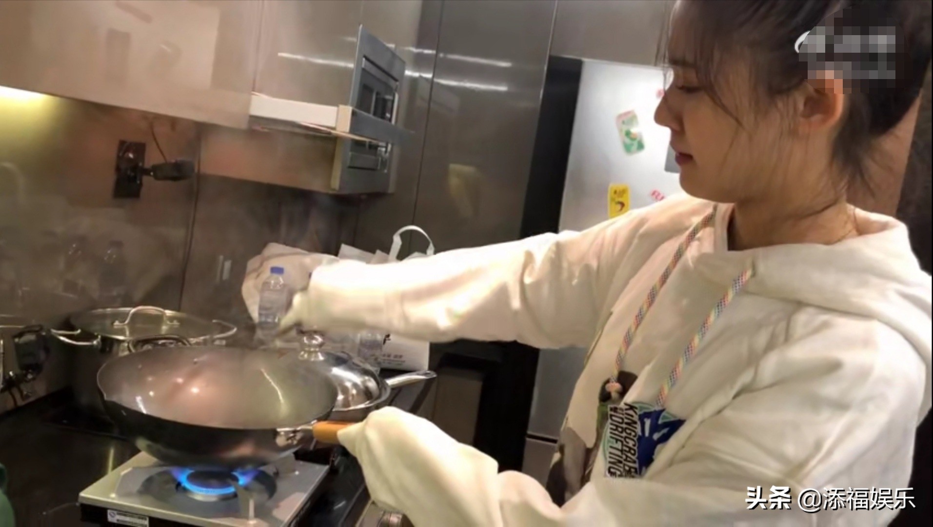 美食博主林允尝试新技能，惨遭滑铁卢，穿白衣唯恐油渍溅衣服