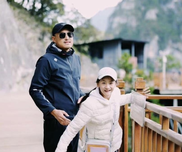 田亮一家四口旅游，12岁森碟暴风长高，身材健壮练出运动员身材