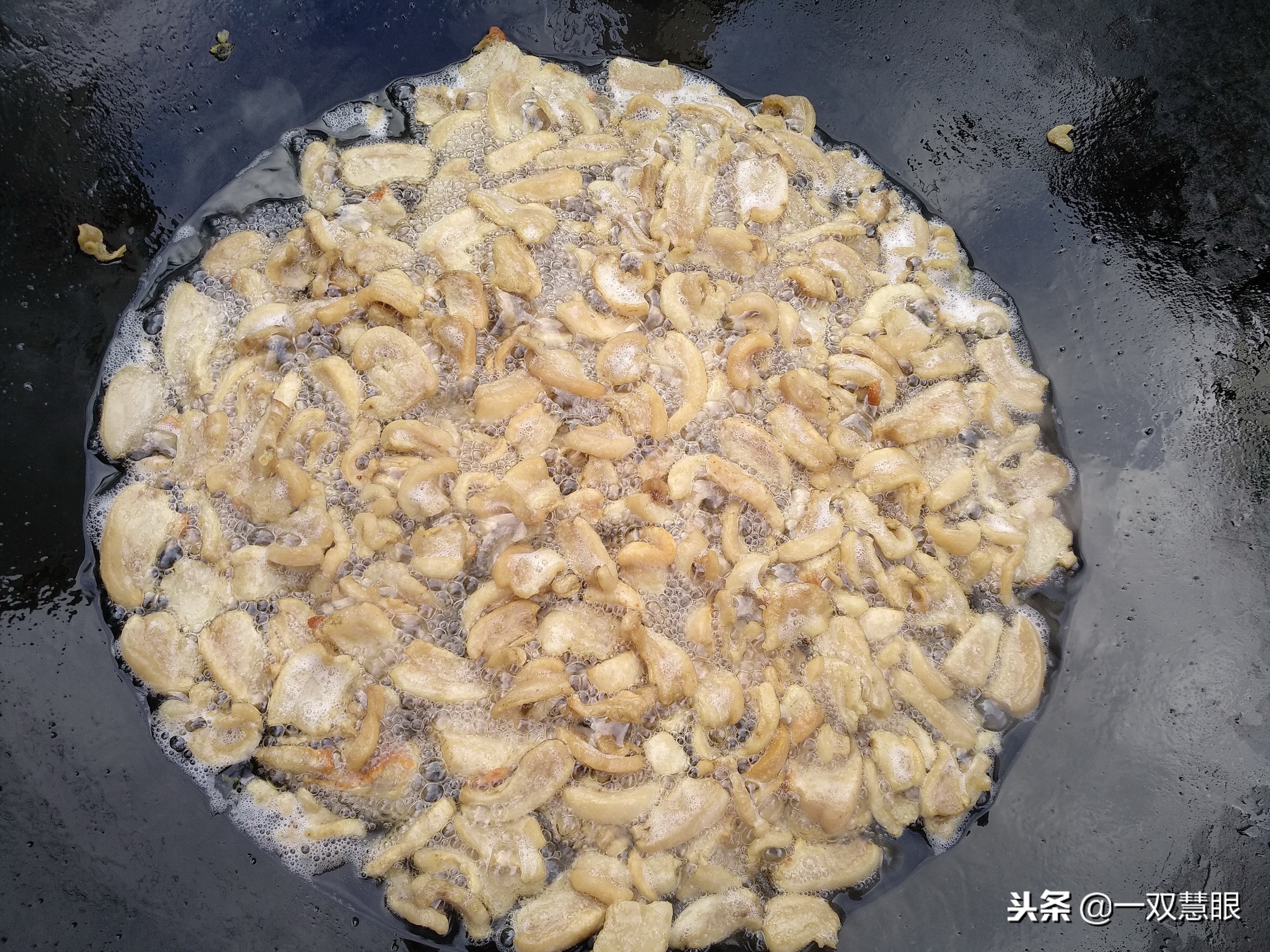 猪血肠杀猪菜那是北方人的最爱，杀猪菜猪血肠的制作过程很复杂的