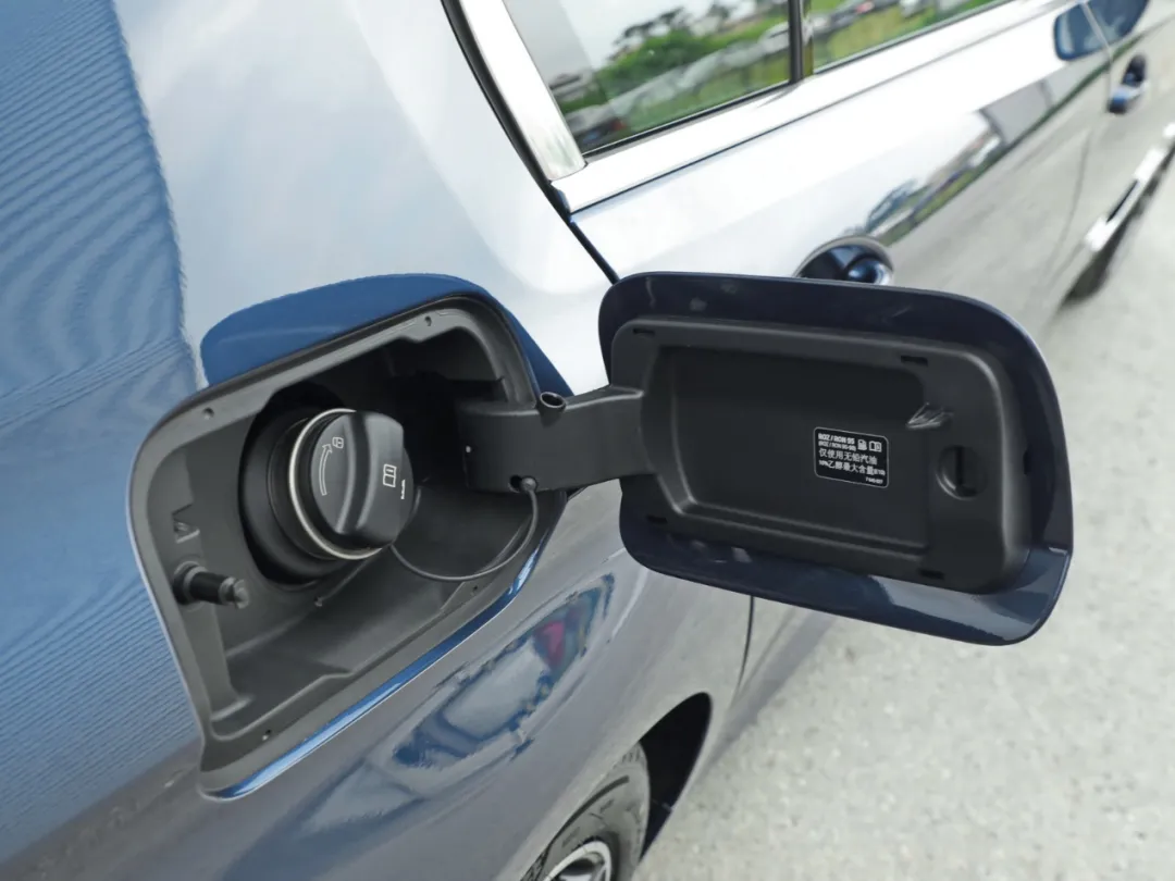新款宝马5系实拍:6.7秒破百,配8AT,油耗1.5L,真