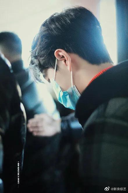 央视|王一博现身央视春晚联排！格子大衣搭配红毛衣 男神又帅出新高度