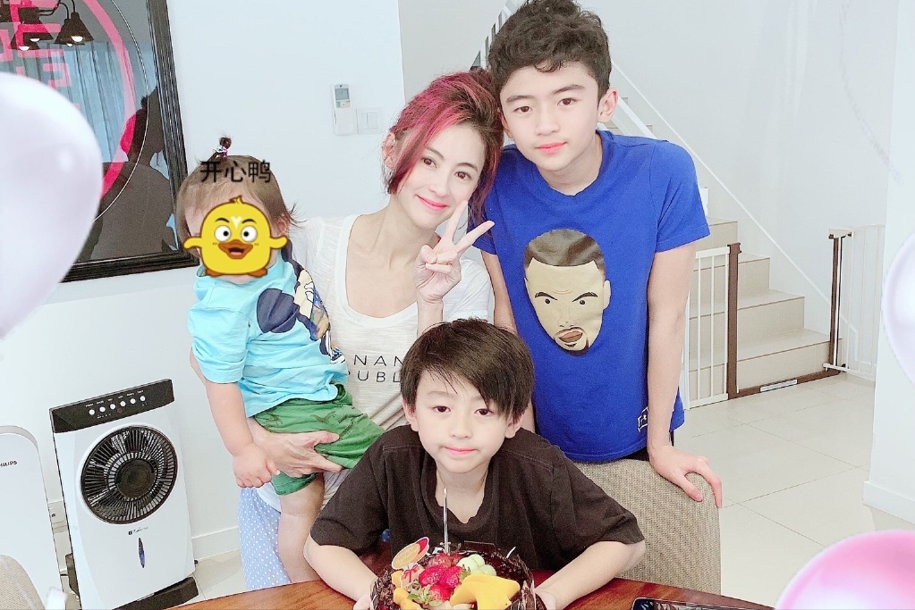 張柏芝曬兒子近況，10歲小Q愈發陽光帥氣，母子互動有愛