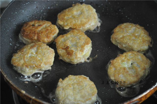三伏天，多给孩子做豆腐饼，薄皮脆嫩，香软好消化，比肉饼更香