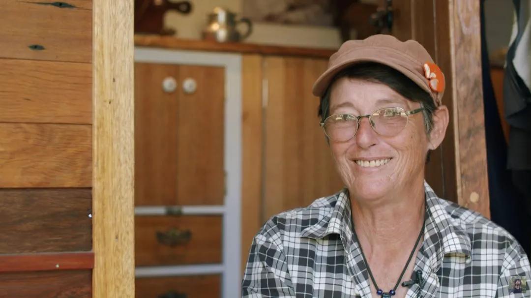 64岁老太不结婚，卖了豪宅住进8㎡蜗居，却过上