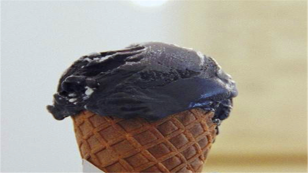 全球最独特的4款冰淇淋，第一种吃完满嘴黑，最后一种价格不菲