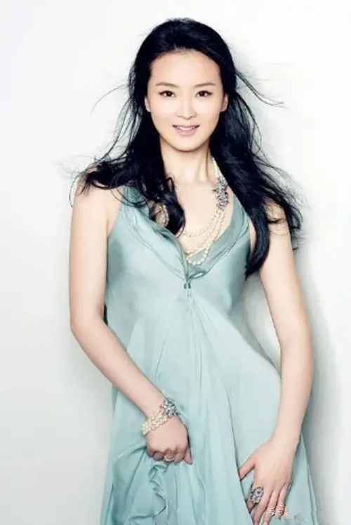 45-year-old "wide too" Wang Yanliang phase wearing a flower skirt ...