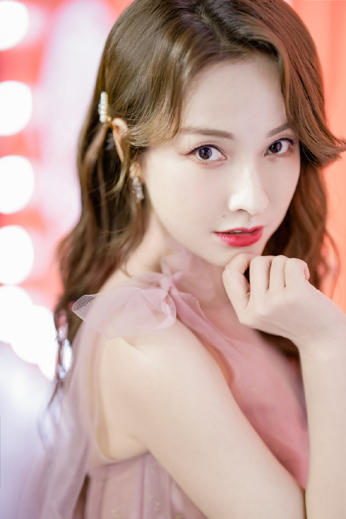 有种美叫37岁的吴昕，我们都成老阿姨，她穿纱裙